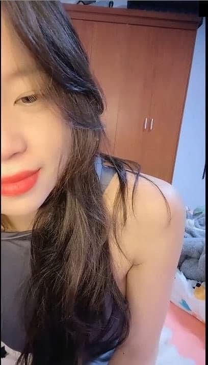 จับหน้าอกใหญ่ของน้องสาวของเธออย่างต่อเนื่อง
