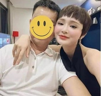ทั้งคู่กอดกันในลิฟต์