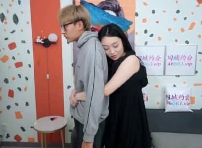 คู่รักหนุ่มสาวไม่พอใจเมื่อภรรยาของพวกเขามีส่วนร่วมในความสุขที่มีเนื้อกับผู้อื่น