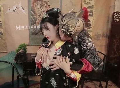 น้องสาวของเพื่อนบ้านช่วยให้ชายหนุ่มตอบสนองความต้องการที่เข้มข้น