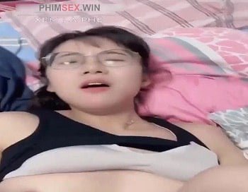 ไก่ยาวหลงใหลและเด็กชายก็สนุกกับมัน