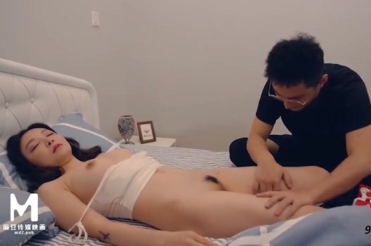 ลูกชายของพ่อเชิญแฟนสาวของเขาเข้าร่วมในเรื่องตลกรักที่น่าสนใจ