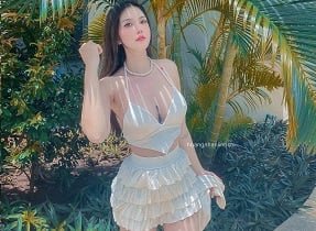 กอดน้องสาวของเธอและปรนเปรอเธอในพื้นที่ส่วนตัว
