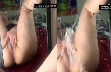 น้องสาวถักเปียที่เย้ายวนใจบนแตงโมซ้าย