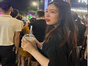 น้องสาวได้กลิ่นพี่ชายของเธอเมื่อเธออาบน้ำ