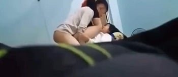 พี่สาวสองคนกำลังพยายามคอสเพลย์ซานตาคลอสในวันคริสต์มาสอีฟ