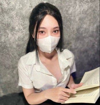 ผู้ชายสองคนต้องการจ้างเด็กสาวเพื่อสนองความต้องการทางเพศ