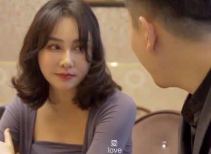 ชายคนนั้นดื่มด่ำกับความสนุกของเพื่อนบ้าน แต่ไม่สามารถควบคุมความปรารถนาได้