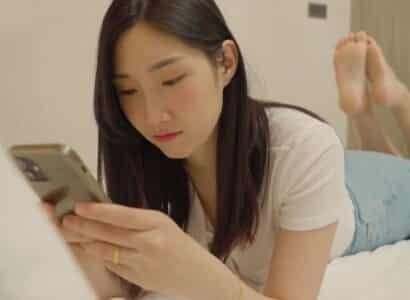 ผู้หญิงเซ็กซี่ที่มีร่างเซ็กซี่ถูกโจมตีบนรถบัส