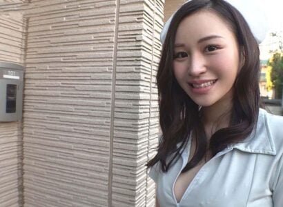 พยาบาลเต้านมขนาดใหญ่ดูแลผู้ป่วยในการรักษาด้วยความร้อน