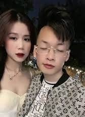 ผู้ชายผจญภัยที่โชคดีกับแม่และแฟนของเขา