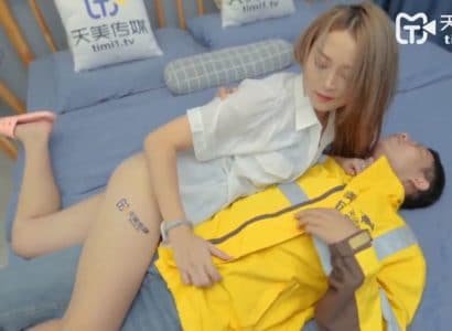 เห็นลูกสาว -ในกฎหมายของสามีช่วยตัวเองด้วยไก่